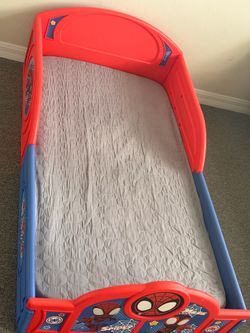 Toddler boy bed + Mattress included