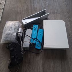 Nintendo Wii Console Bundle with Controllers
