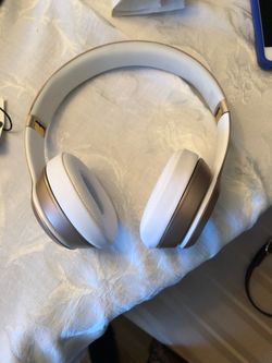 Brand new wireless beats come with case