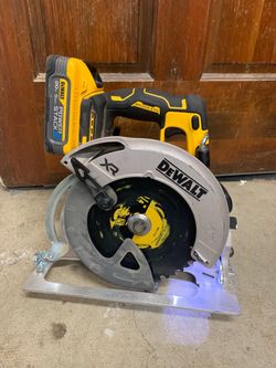 Dewalt 20-Volt MAX 7-1/4 in. Cordless Circular Saw DCS590