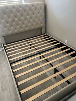 Queen size bedframe
