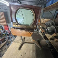 Old tv and desk n chair