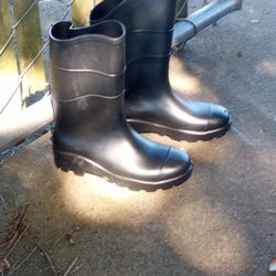 LIKE NEW RUBBER RAIN BOOTS MADE IN U.S.A SZ7 MENS 9 WOMEN