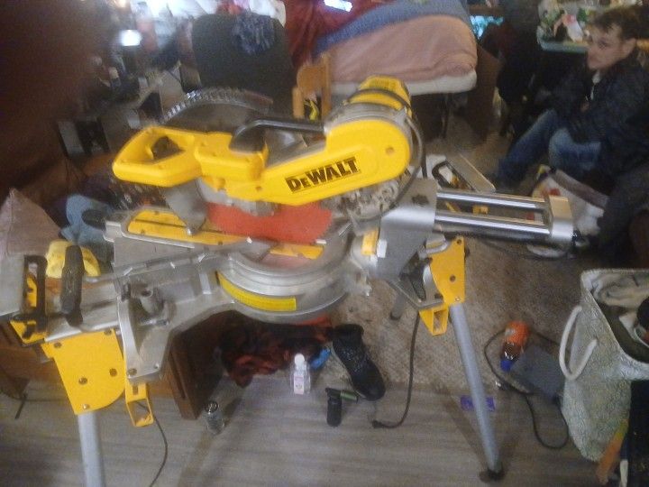 Dewalt 12 inch double bevel sliding compound mitter saw with mitter saw stand