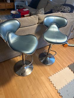 2 Modern Faux Leather Bar Stools/ Kitchen Stools