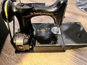1948 Singer Featherweight 221 Sewing Machine - Vintage/Collectible