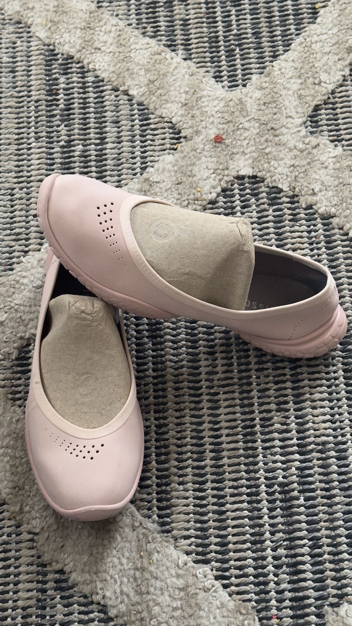 WOMENS LIGHT AND COMFORTABLE SHOES IN A SIZE 8 BY LISSOM FOR ALL DAY WEAR