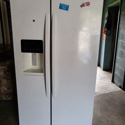 Refrigerator With Ice Maker 