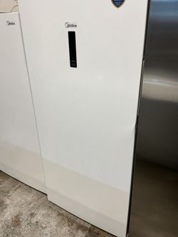 Midea MRU21F5BWW Upright Freezer (Open Box / Scratch & Dent)