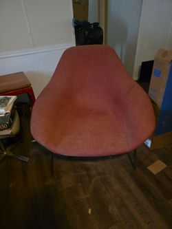 Oversized chair with metal legs