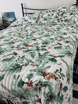 Martha Stewart Christmas Queen/Full Bedspread With Two Pillowcases 