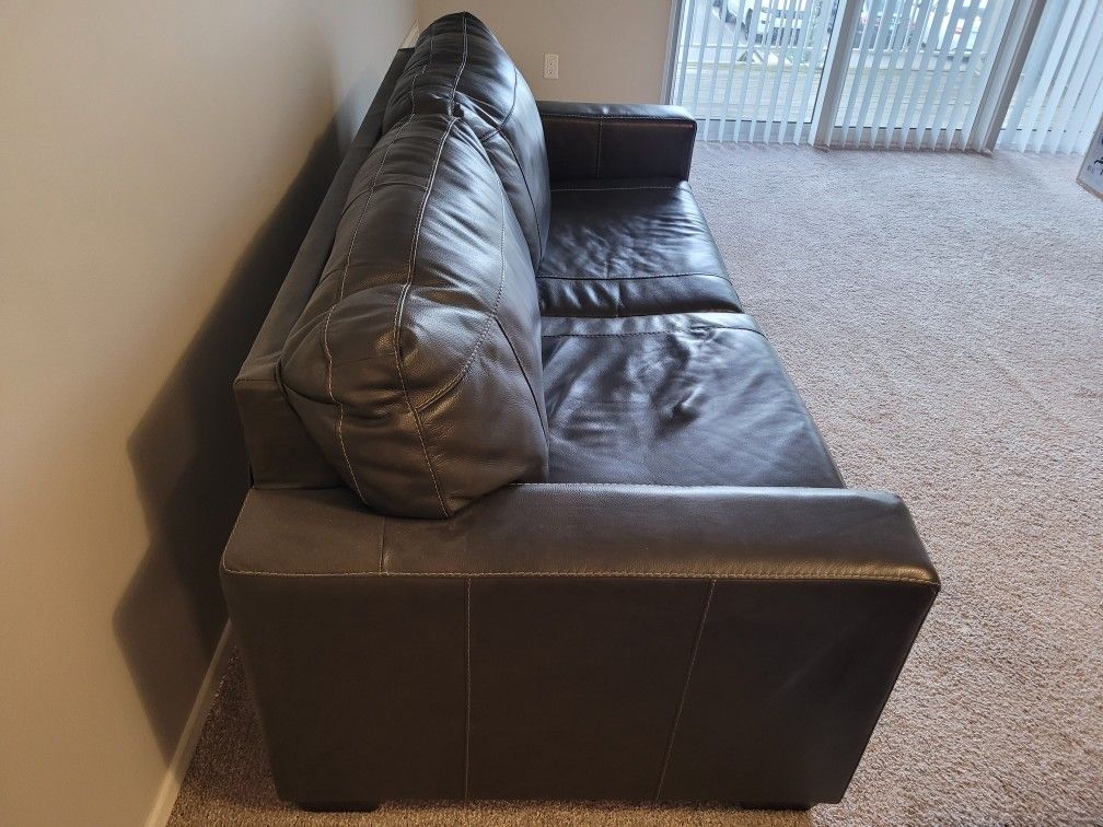 Couch - Like New, Smoke-Free & Pet-Free
