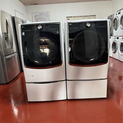 Set of washer machine LG and gas dryer. In perfect conditions and works perfectly. Washer machine capacity of 4.5 and dryer capacity 7.4. Deliver to y