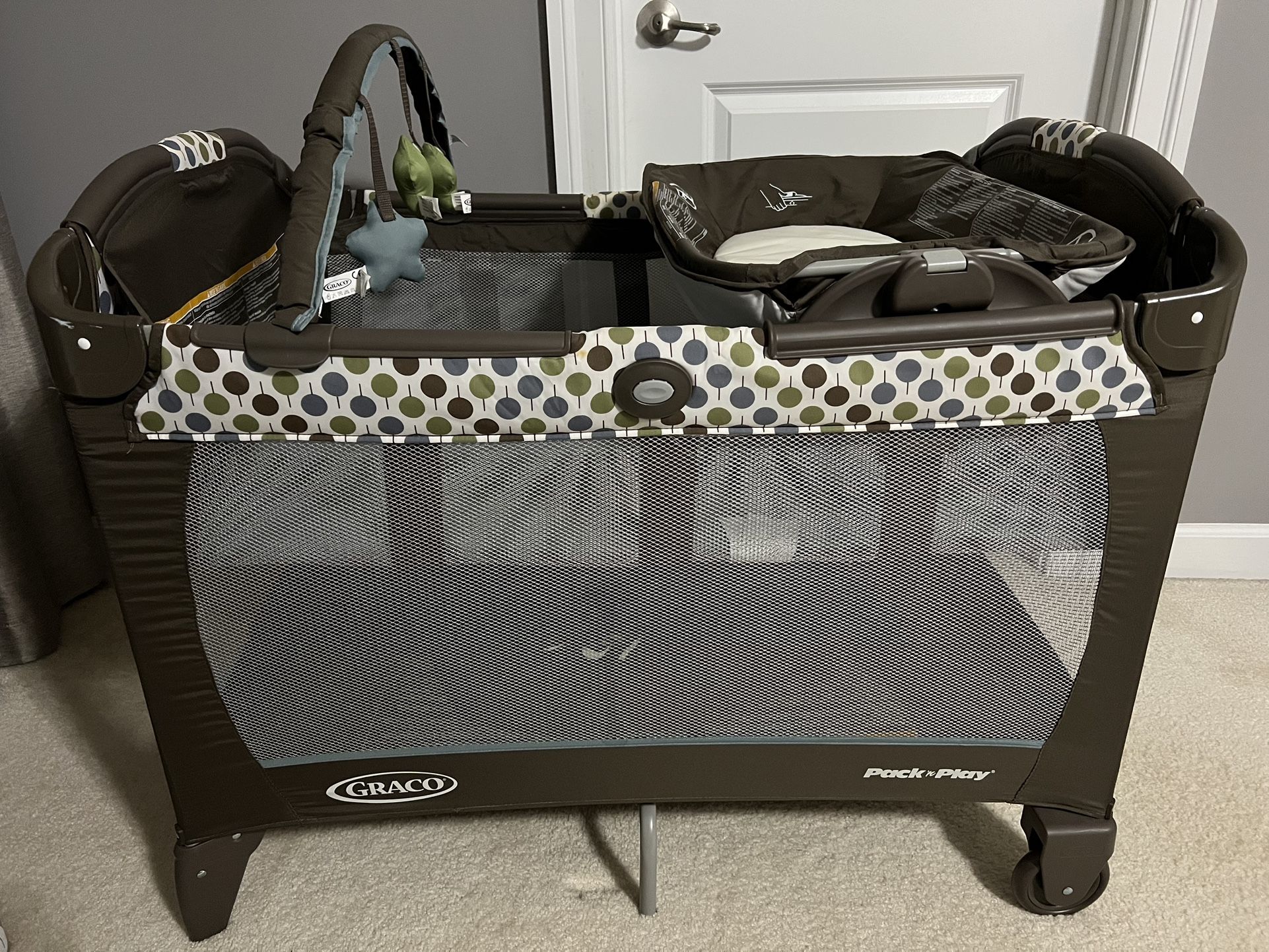 Graco Pack And Play With Napper & Changer - Like New!