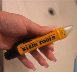 Klein Tools NCVT-5A Voltage Tester + Laser Pointer