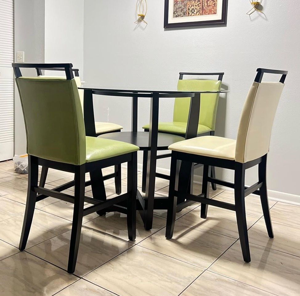 Beautiful dinning table with four chairs $400