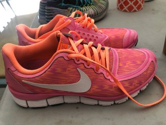 2 Women Nikes sz 8.5
