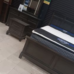 *Now Starting At $799*---Bold Lindex Queen/King Bedroom Sets---Delivery And Financing Available😎