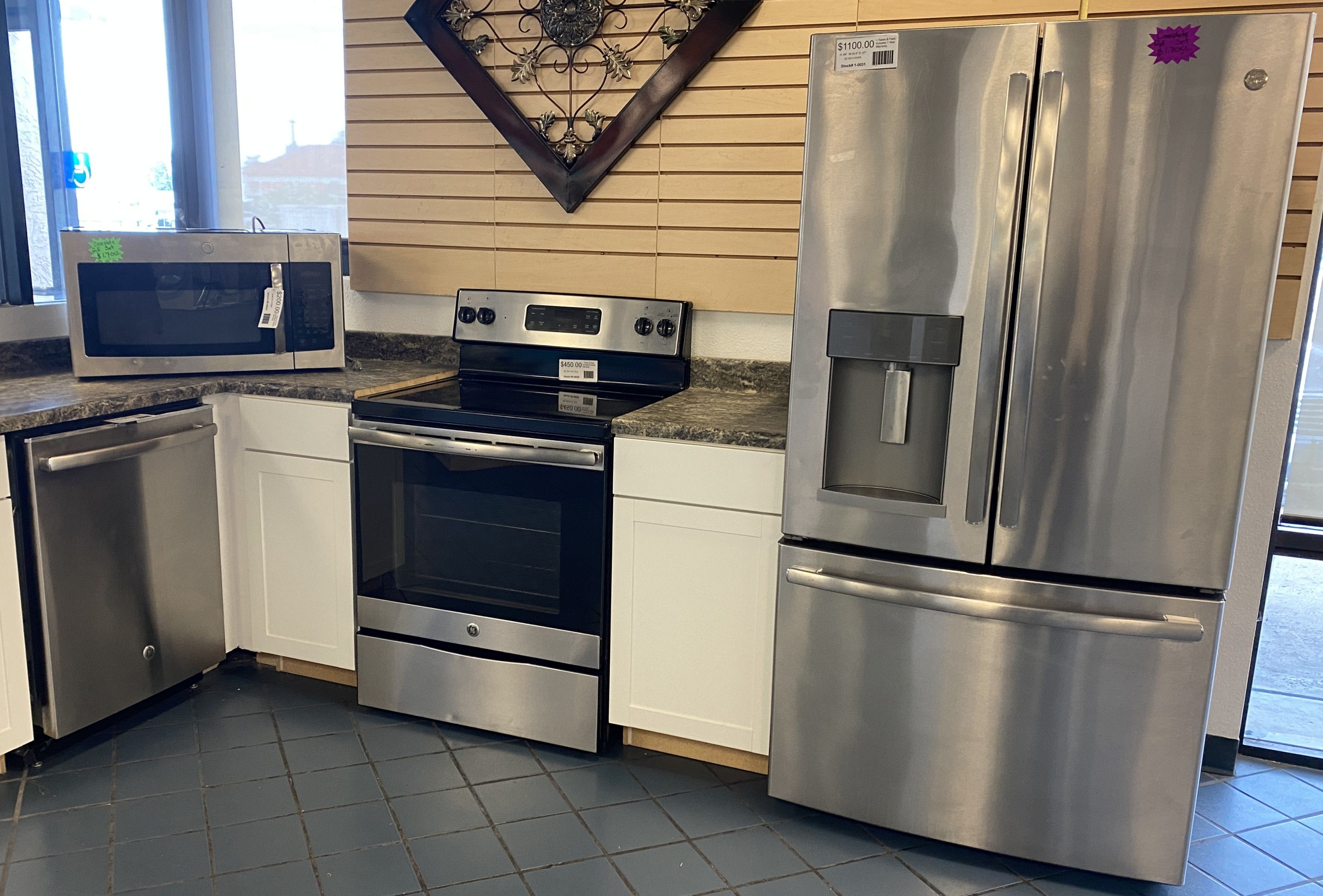 Stainless Steel GE Kitchen Set *AS IS, NO EXCHANGE* (K-0001)