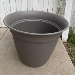 20” Plastic Plant Pot 