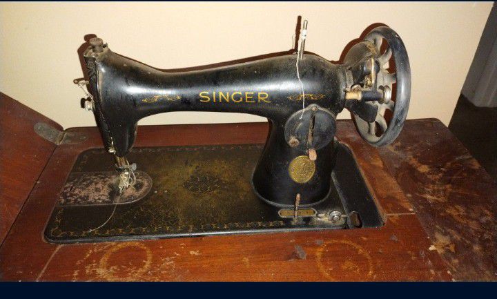 1940s Singer Sewing Machine And Table