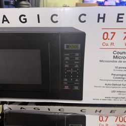 Magic Chef 0.7 Cu Ft, 700 Watts Countertop Microwave (black) 
