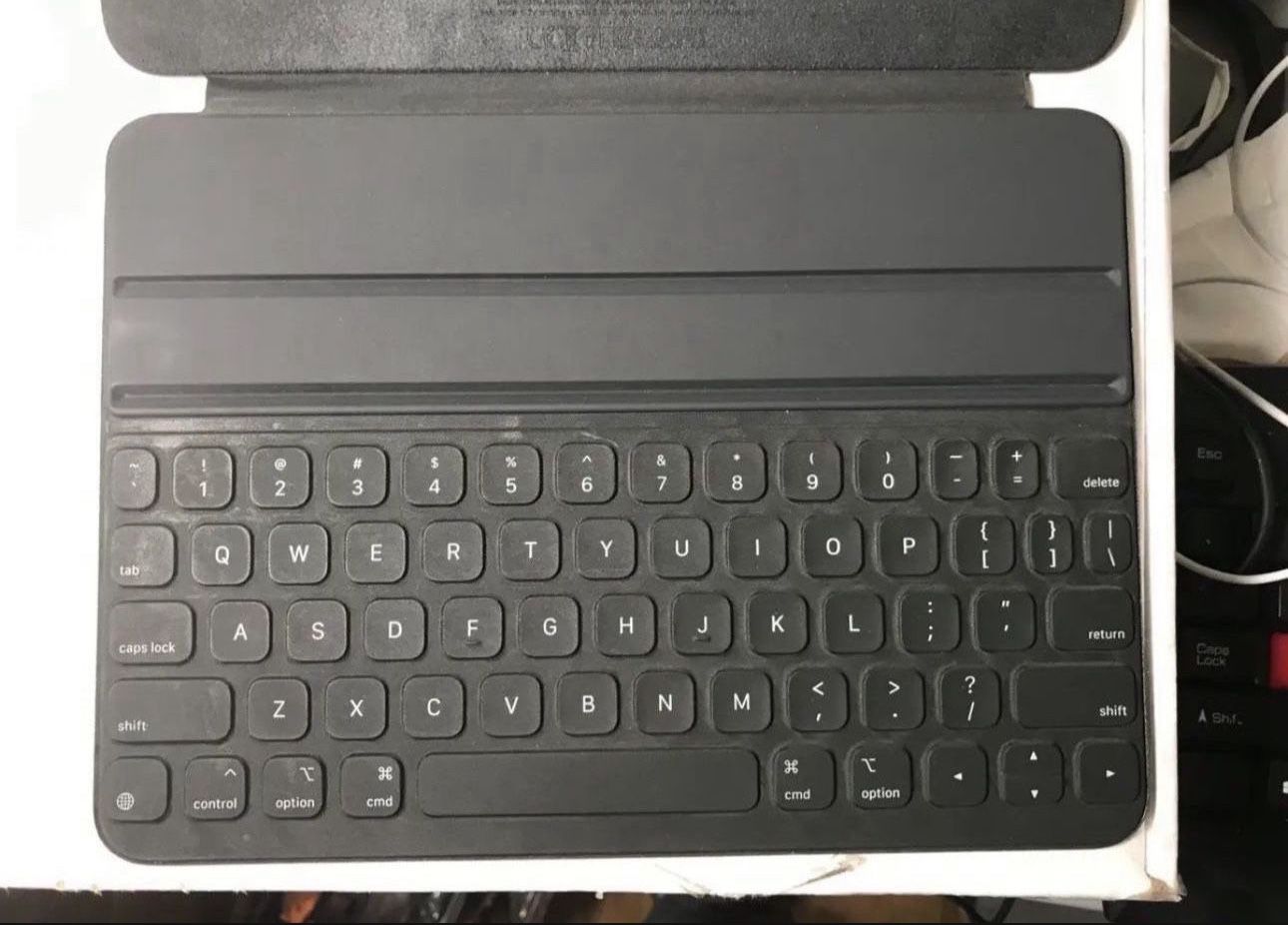 Apple Smart Keyboard Folio for 11-inch iPad Pro (4th, 3rd, 2nd) / IPad Air (5th, 4th)