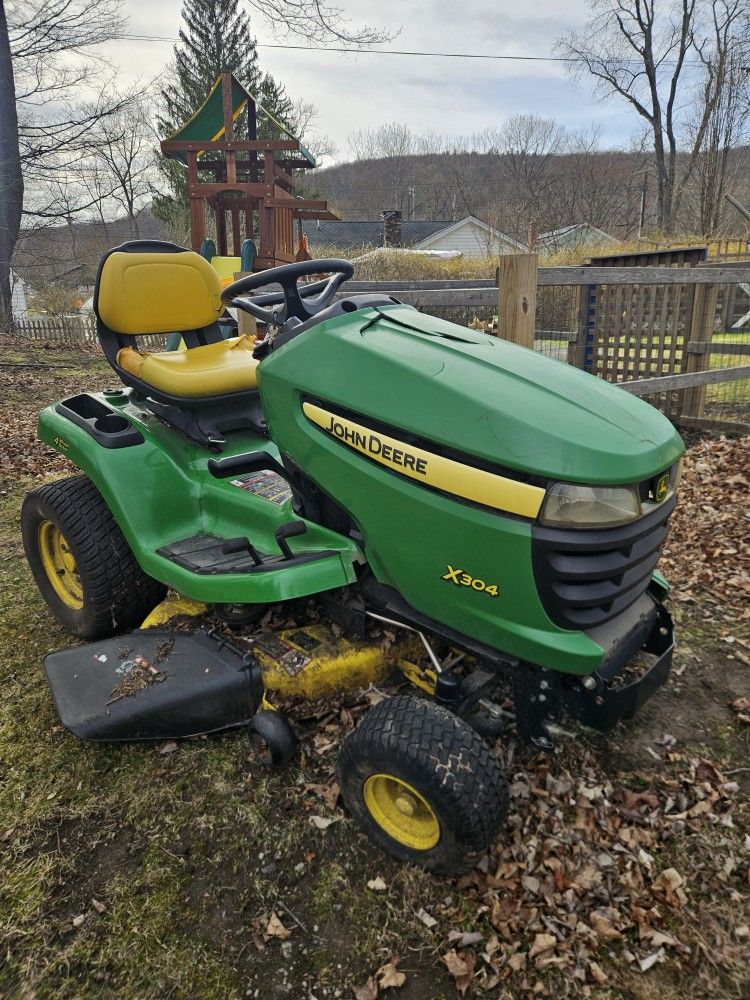 JOHN DEERE X304 TRACTOR