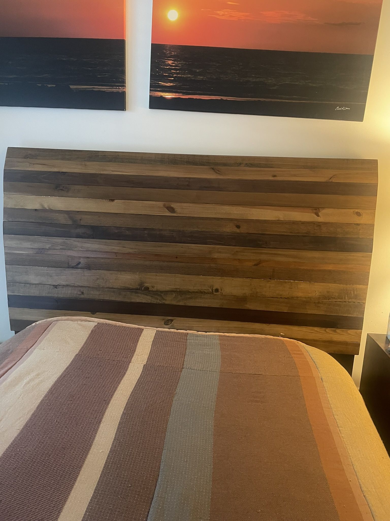 🛏 Rooms To Go Rustic Queen Bed Frame + Headboard – $850