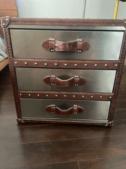 Pair of Pottery Barn Aviator 3-Drawer Nightstands | Par de Mesas de Noche Pottery Barn Aviator de 3 Cajones