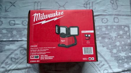 Milwaukee Dual Power Triple- Panel Flood Light