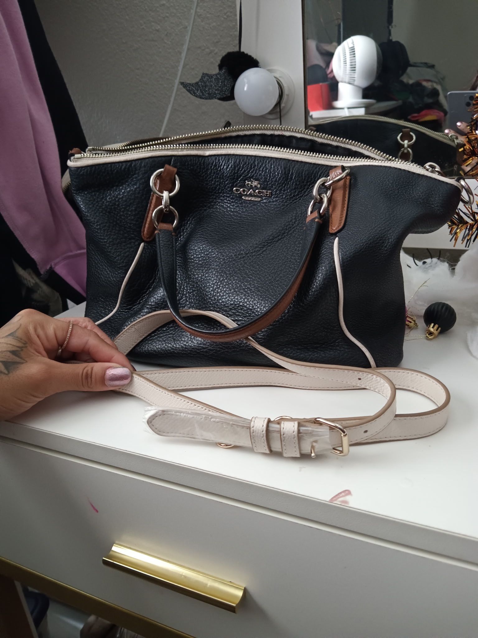COACH PURSE WITH CROSSBODY STRAP