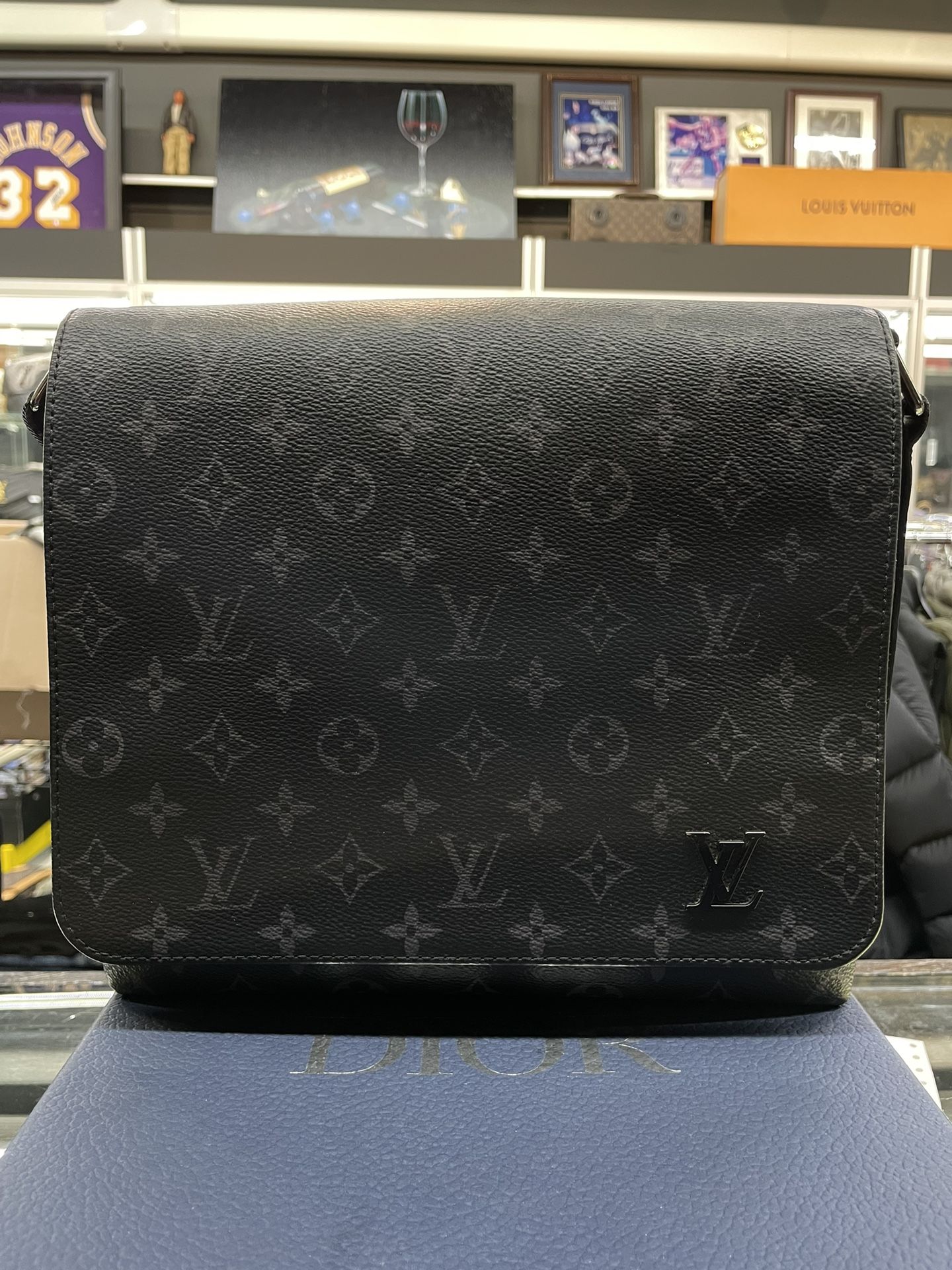 Louis Vuitton Men’s Messenger Bag 