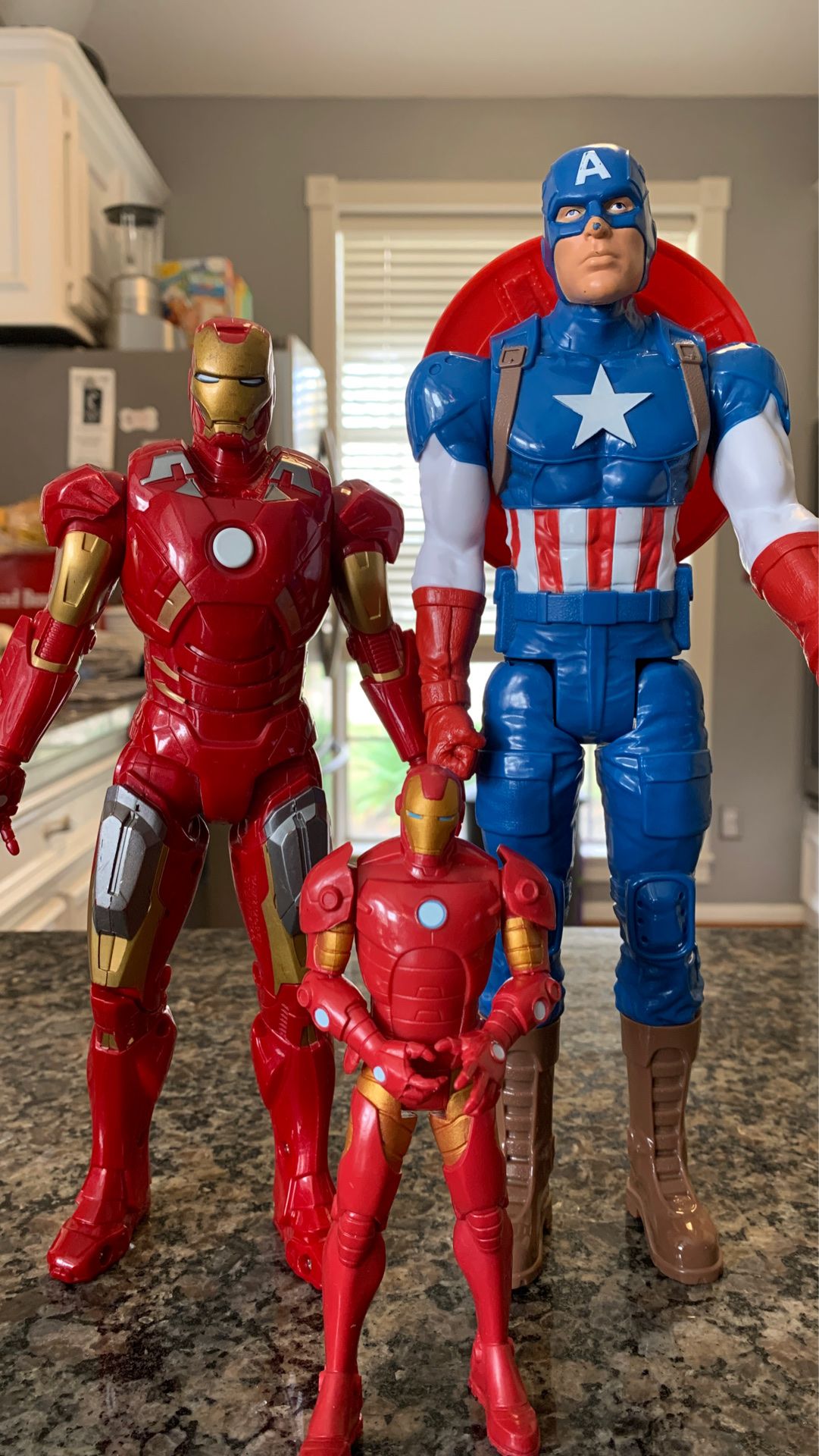 Marvel figurines Captain AMERICA and Iron man