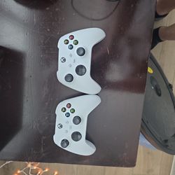 2 Xbox Series X/S Controllers