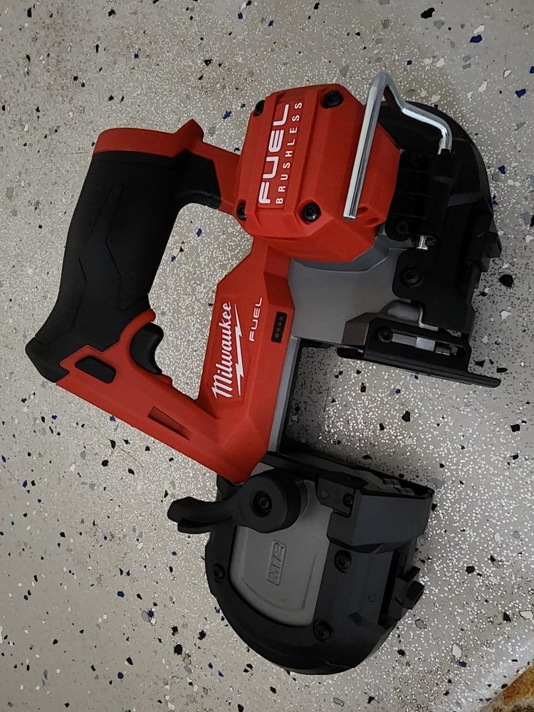 Milwaukee M12 Fuel Compact Band Saw + M12 5.0 battery