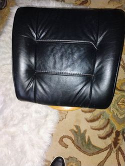 Leather foot stool 20 X 21 wooden base excellent condition pickup only cash