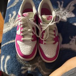 pink nike dunks size 6y us