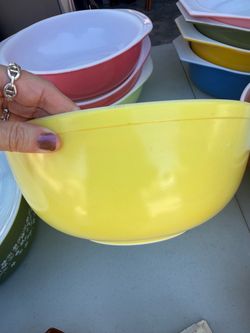 Yellow Pyrex bowl 404