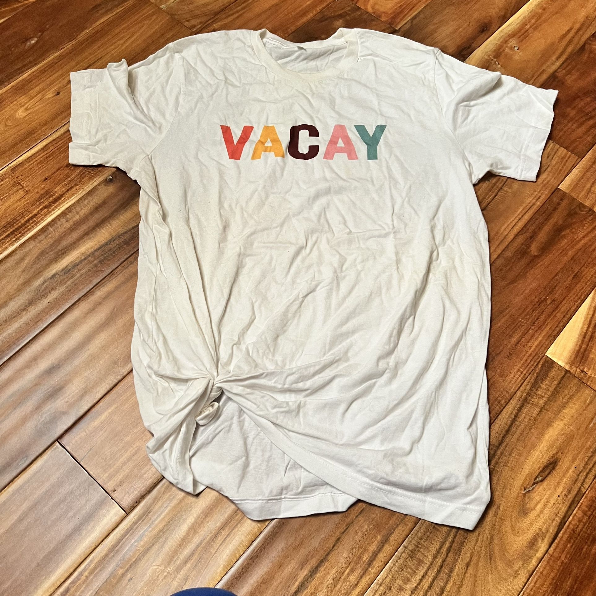 Women’s vacay graphic print t-shirt. Size large