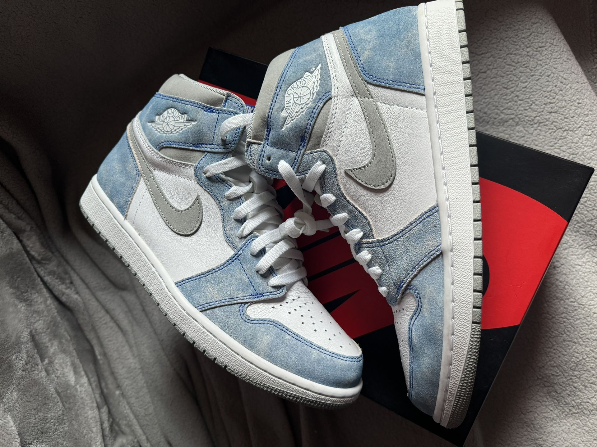 Air Jordan 1 Hyper Royal