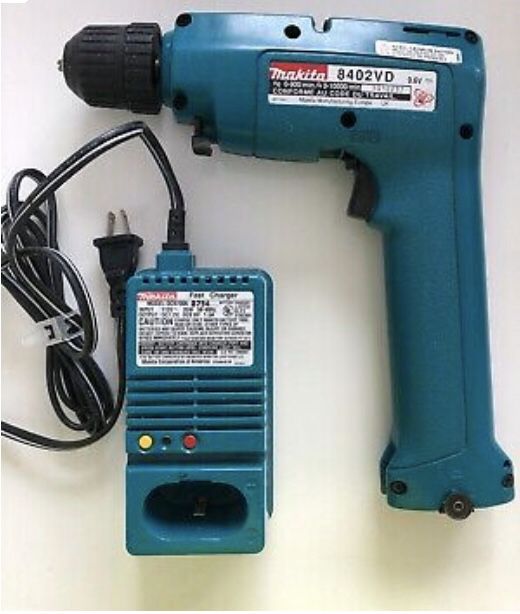 Makita 8402VD 9.4V Reversible Cordless Drill and Charger in Case