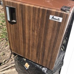 Very Nice Mini Fridge With Freezer Works Great Only $40 Firm