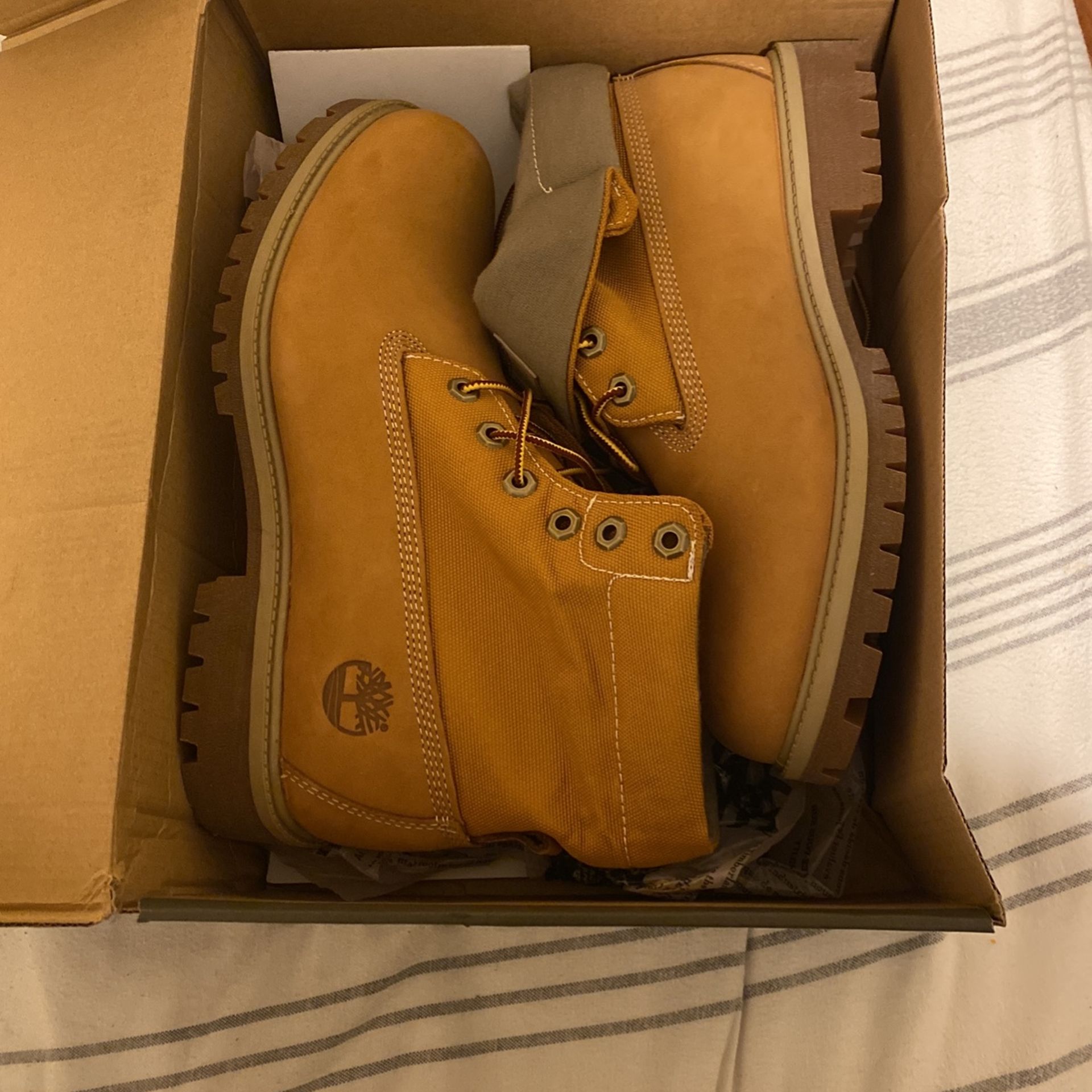 Timberland boots / NEW (never worn) (comes in box)/ Size 9