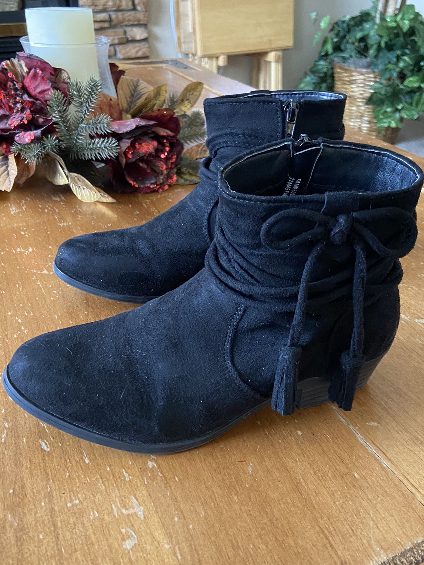 Girls suede black boots (size 4)