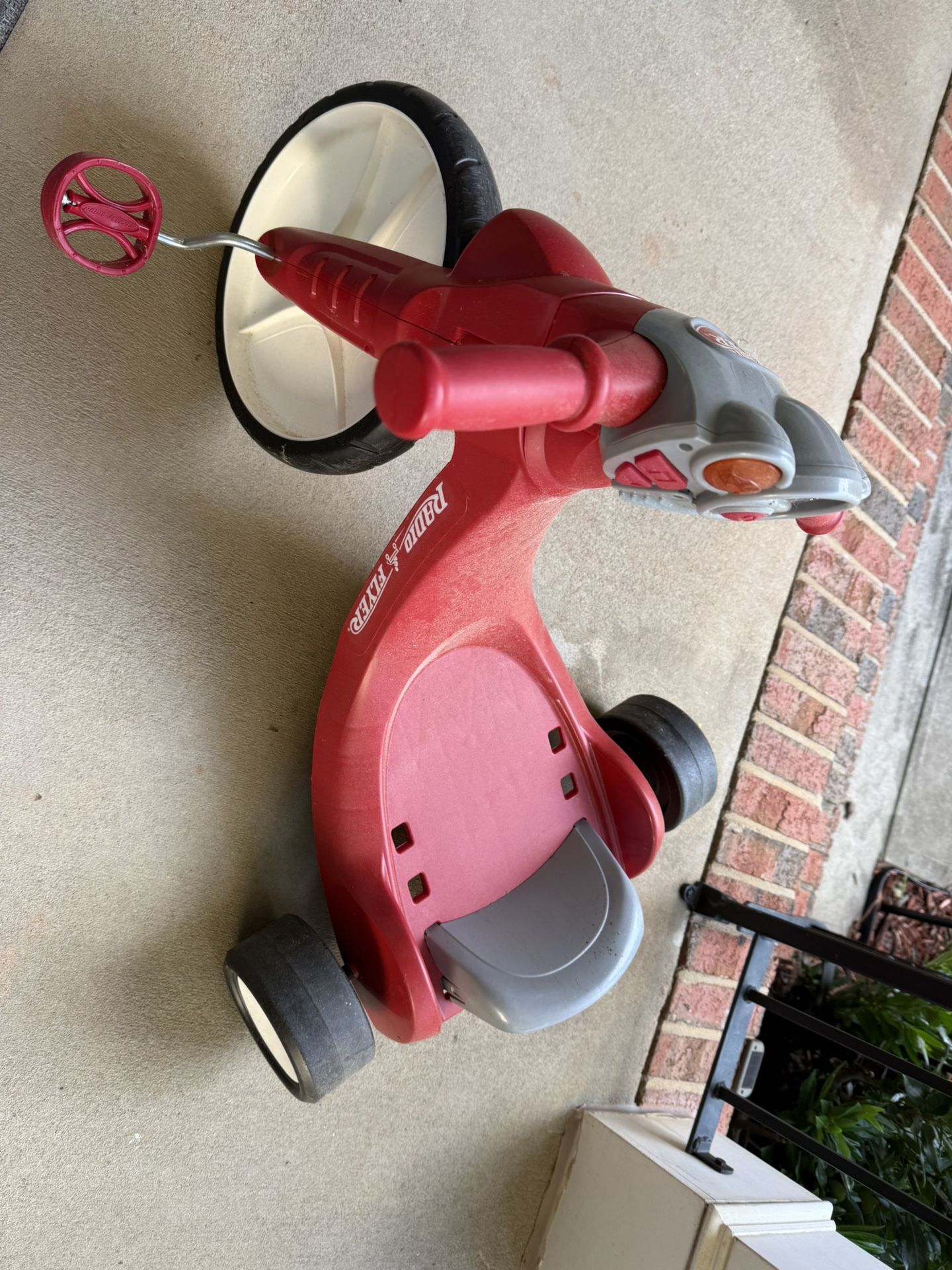 Radio Flyer, Twist Trike, 2 Tricycles in 1, for Boys and Girls 2-7 Years (in Excellent Condition)