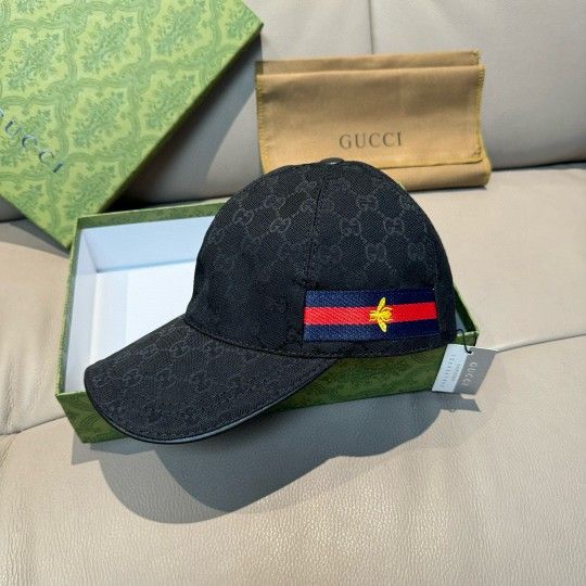 Black baseball cap for men and women