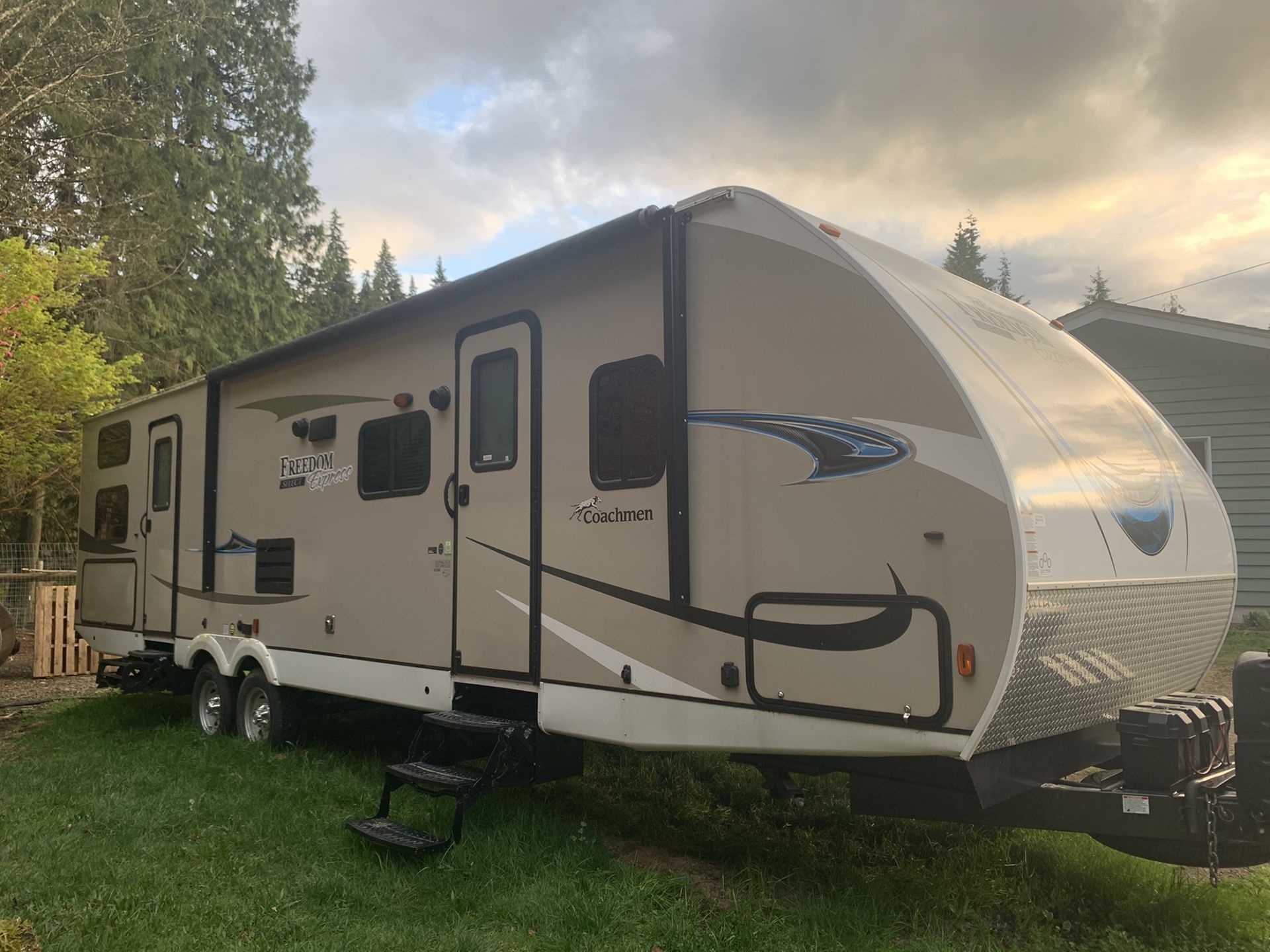 Coachmen Freedom Express Travel Trailer 31ft