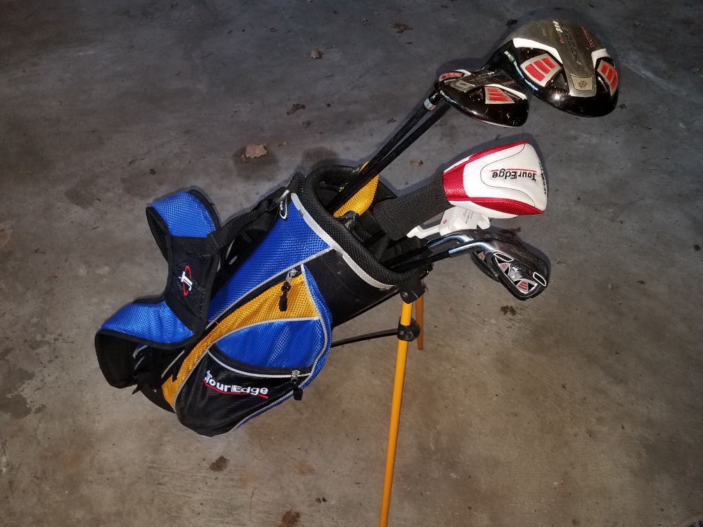Great kids set of golf clubs and bag! LEFTY Retail 130$