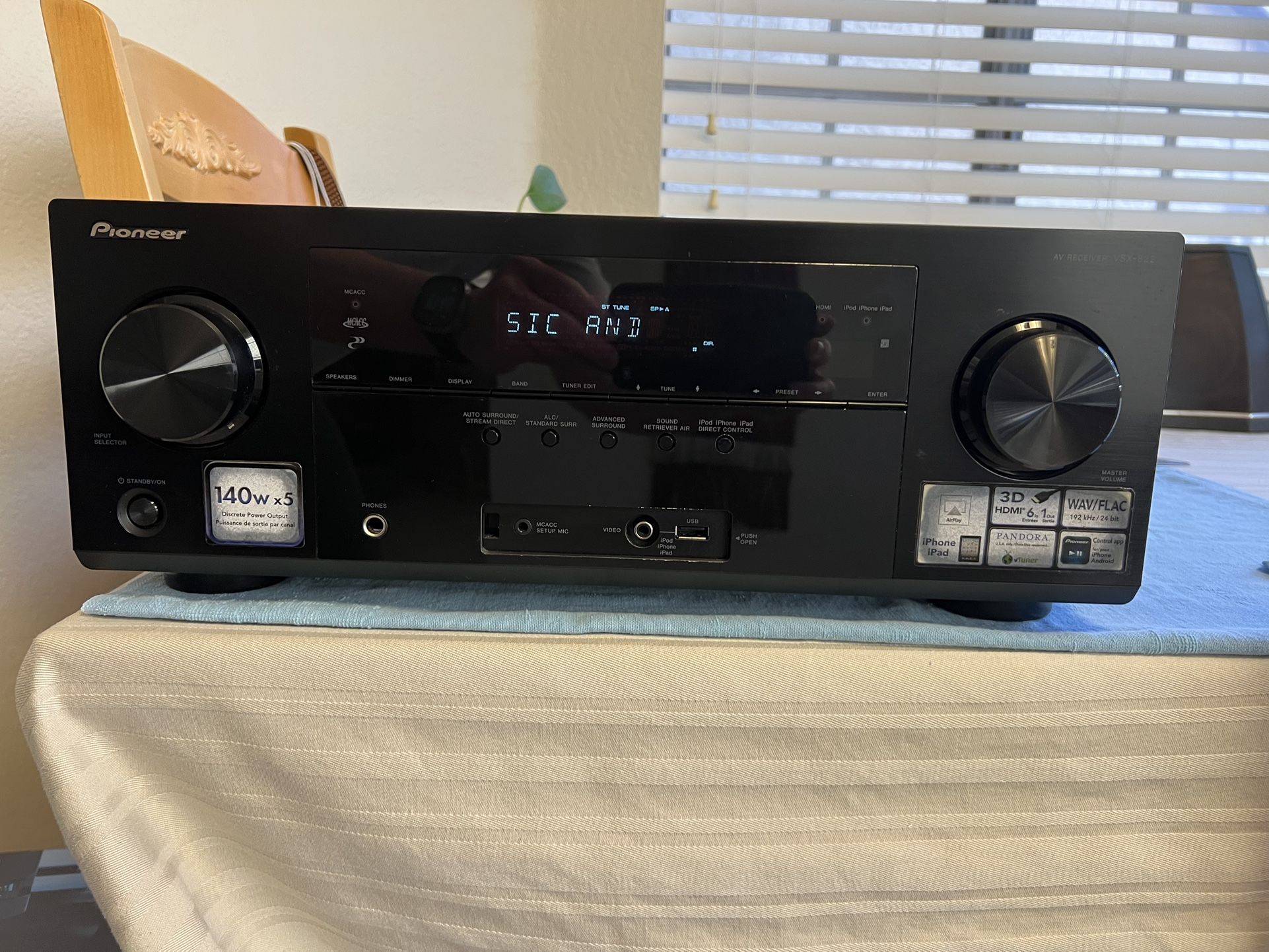 Pioneer VSX-822-K 5.1 Channel Network A/V Receiver With Remote Bundle
